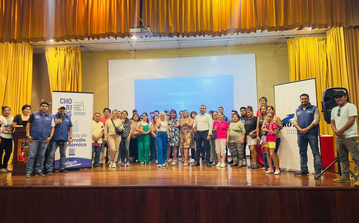 Leoncio Vilchez junto a un grupo de participantes después de una jornada