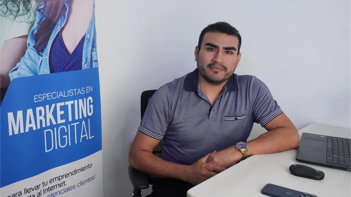 Leoncio Vilchez trabajando en un escritorio